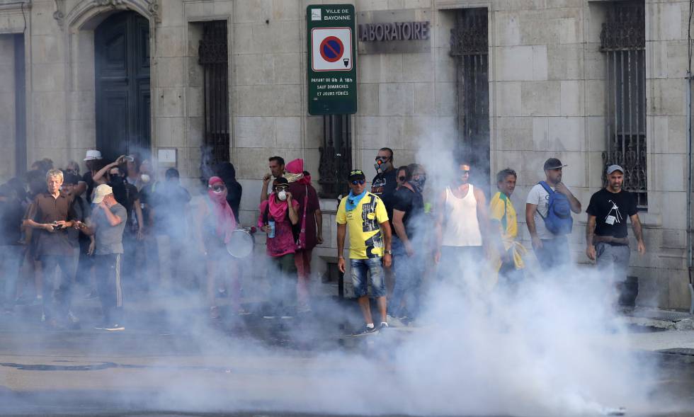 La policía usa gases lacrimógenos durante las protestas de Bayona.