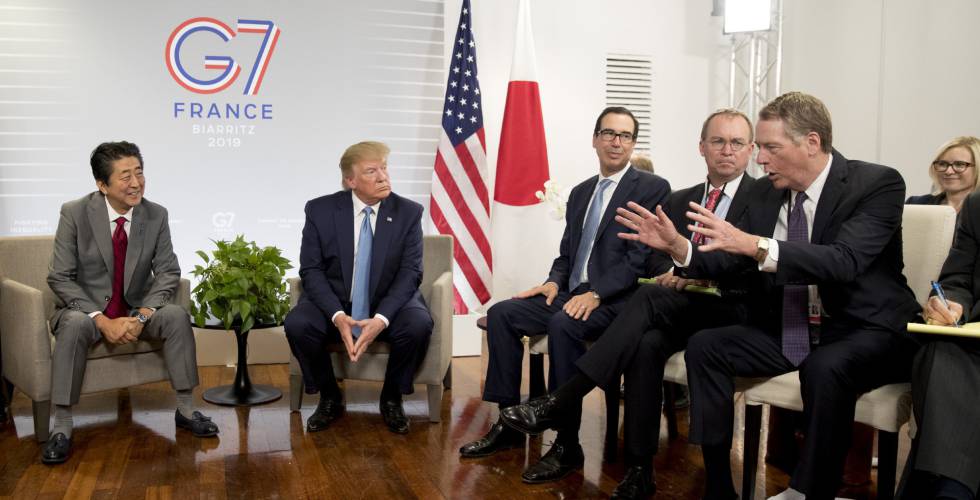 El primer ministro japonés, Shinzo Abe, el presidente de Estados Unidos, Donald Trump, el secretario del Tesoro de EE UU, Steve Mnuchin, el jefe de personal de Donald Trump, Mick Mulvaney, y el secretario de comercio de EE UU Robert Lightizer durante la cumbre del G7 en Biarritz.