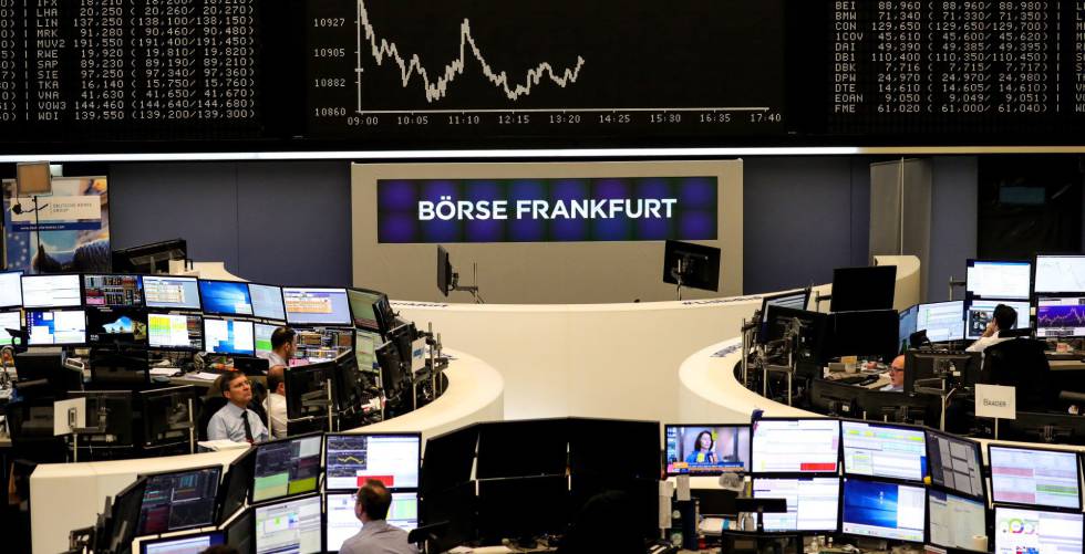 Agentes trabajan en la Bolsa de Fráncfort, Alemania.