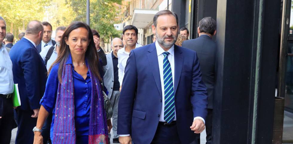 El ministro en funciones de Fomento, José Luis Ábalos (d), y la secretaria de Ordenación del Territorio y Políticas de Vivienda, Beatriz Corredor (i), de la reunión que han mantenido este viernes junto al presidente en funciones, Pedro Sánchez, con representantes de organizaciones vinculadas a la vivienda para preparar una propuesta de programa de gobierno que le permita ser investido presidente.