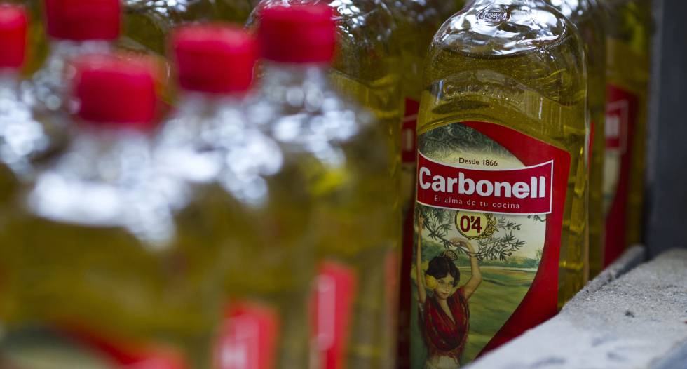 Línea de embotellado de los aceites Carbonell, uno de las marcas de referencia de Deoleo.