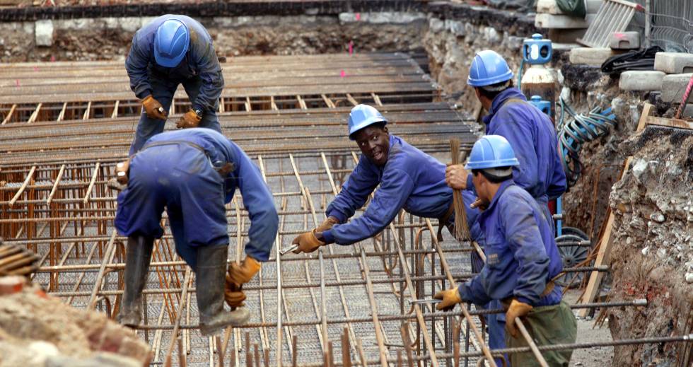 Trabajadores inmigrantes en la construcción.