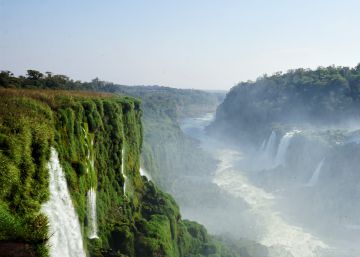 El río Iguazú hace de frontera natural entre Argentina y Brasil.
