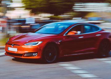 Tesla ha patentado un sistema que va a revolucionar... ¡los limpiaparabrisas!