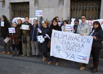 Concentración en protesta por las cláusulas suelo.