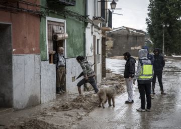 Los vecinos afectados por las lluvias en Ontinyent son desalojados.