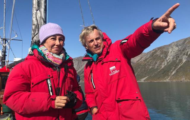 Ana Botín, presidenta de Banco Santander, con el presentador Jesús Calleja, durante un viaje a Groenlandia.