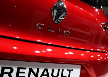 Imagen de un coche de Renault en un concesionario.