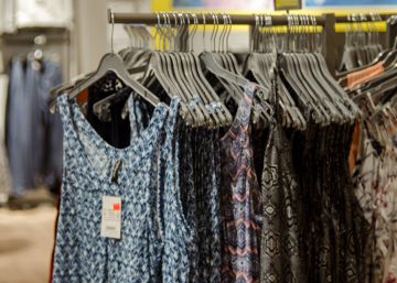 Vestidos de la firma H&M en una tienda de Nueva York.