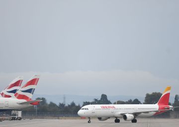Avión de Iberia en la Terminal 5 del aeropuerto londinense de Heathrow.rn