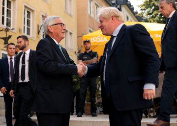 Jean Claude Juncher saluda a Boris Johnson, esta mañana en Luxemburgo.