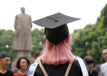 Una estudiante recién graduada.
