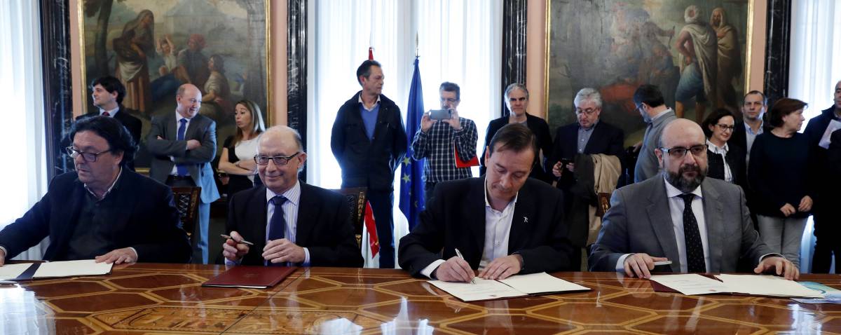 El ministro de Hacienda del anterior Gobierno del PP, Cristóbal Montoro (segundo por la izquierda), firmando con los representantes sindicales el 'II Acuerdo para la mejora del empleo público y las condiciones de trabajo en la Función Pública'.