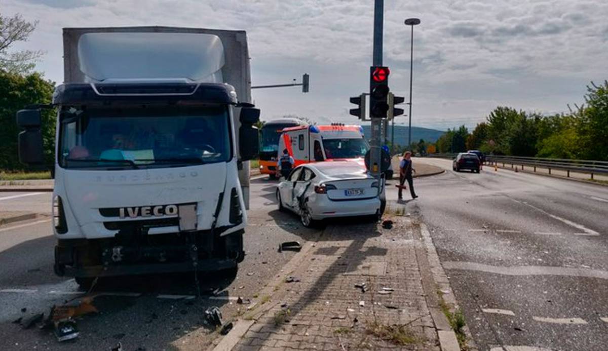 Así quedó un Tesla Model 3 tras ser embestido por un camión de 7 toneladas