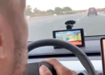La imprudencia del día en un Tesla: se graba jugando al Super Smash Bros con autopilot