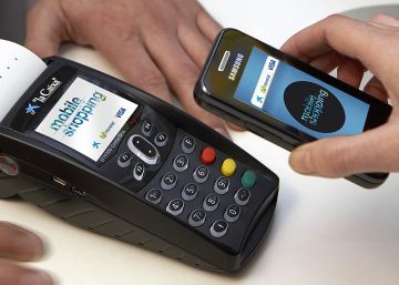 Un usuario usa el pago por móvil.