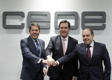De izquierda a derecha: Gerardo Cuerva, presidente de Cepyme; Antonio Garamendi, presidente de CEOE y Lorenzo Amor, presidente de ATA.