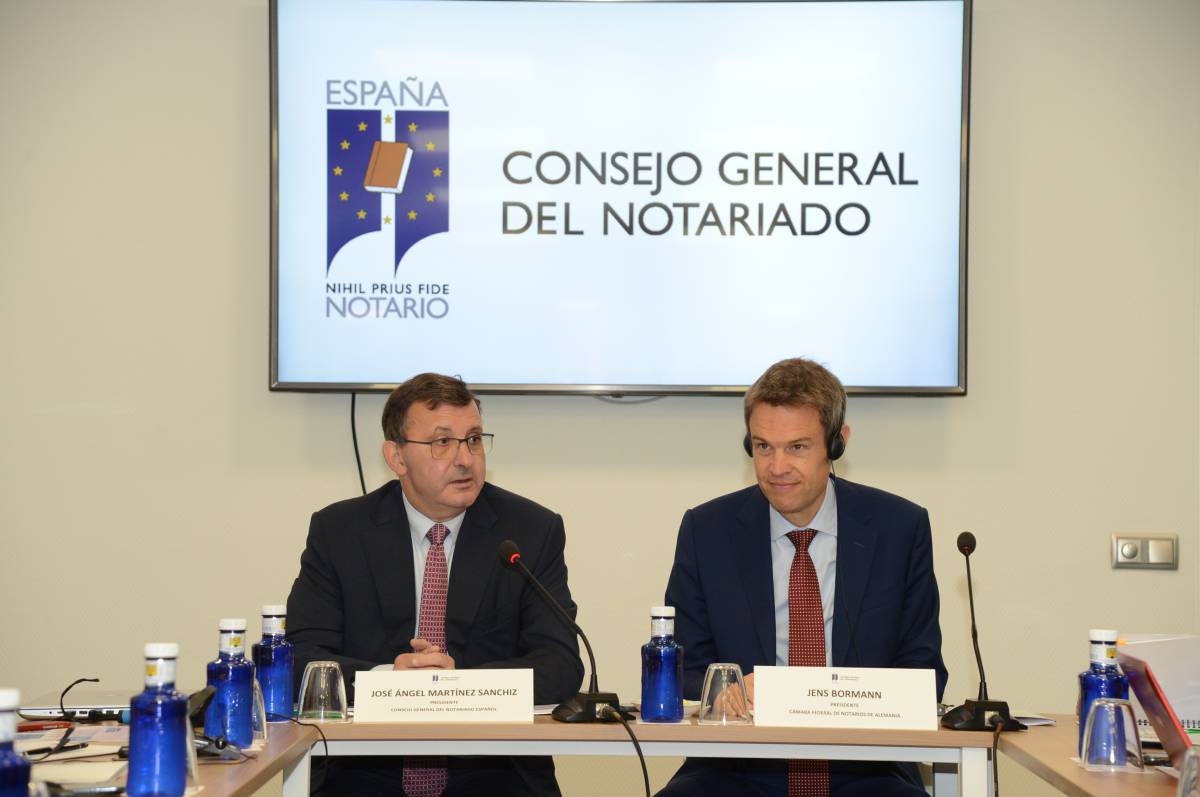 De izquierda a derecha: José Ángel Martínez Sanchiz, presidente del Consejo General del Notariado; y Jens Bormann, presidente de la Cámara Federal del Notariado alemán.