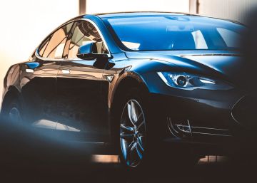 Un Tesla Model S bate el récord en Nürburgring arrasando a un Porsche Taycan