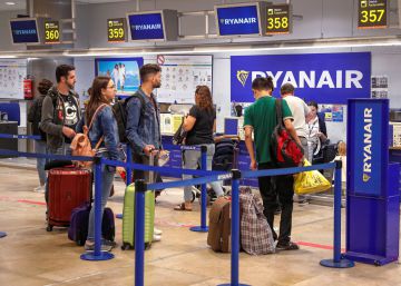 Varias personas esperan a ser atendidas en los mostradores de facturación de la compañía aérea Ryanair en el aeropuerto Madrid-Barajas.