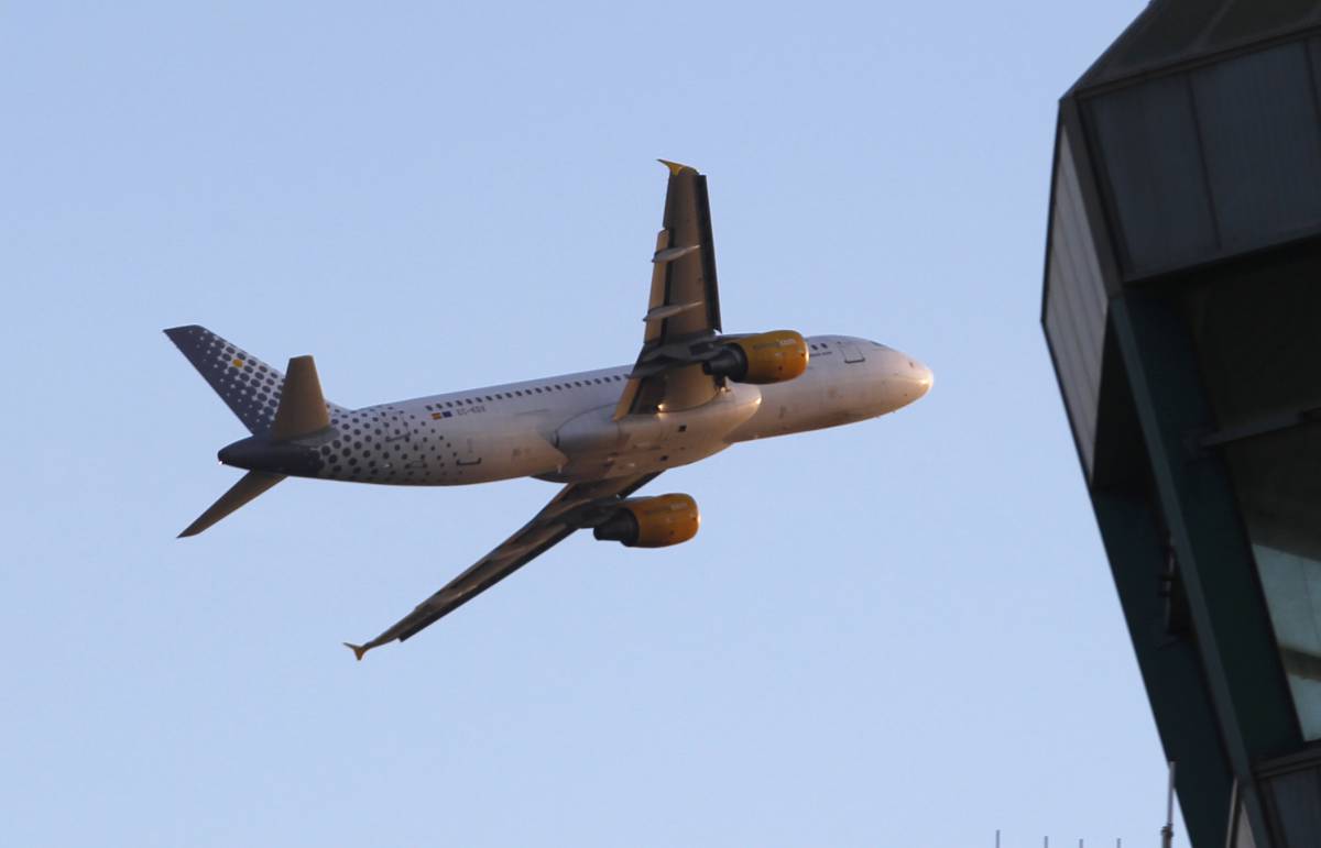 Avión A320 de Vueling parte desde el aeropuerto barcelonés de El Prat.