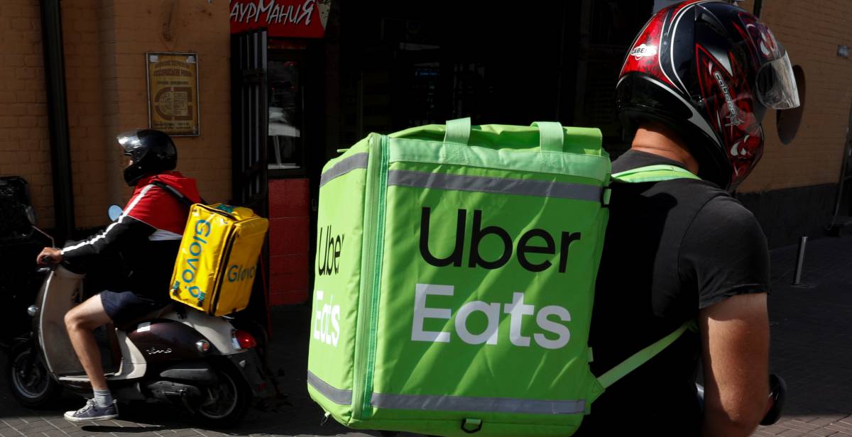 Dos repartidores de Glovo y Uber Eats en Madrid.