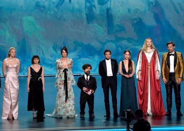 El elenco de Juego de Tronos recogiendo el Emmy a la mejor serie.