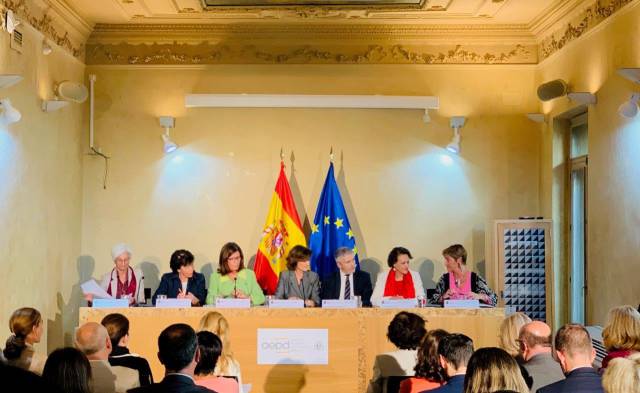 La Fiscal General del Estado, María José Segarra; la ministra de Educación en funciones, Isabel Celaá; la directora en funciones de la Agencia de Protección de Datos, Mar España; Carmen Calvo, vicepresidenta del Gobierno en funciones; Fernando Grande-Marlaska, ministro del Interior en funciones; Magdalena Valerio, ministra de Trabajo, Migraciones y Seguridad Social en funciones y Victoria Ortega, presidenta del Consejo General de la Abogacía Española ayer en la firma del protocolo en la sede de la Agencia de Protección de Datos.