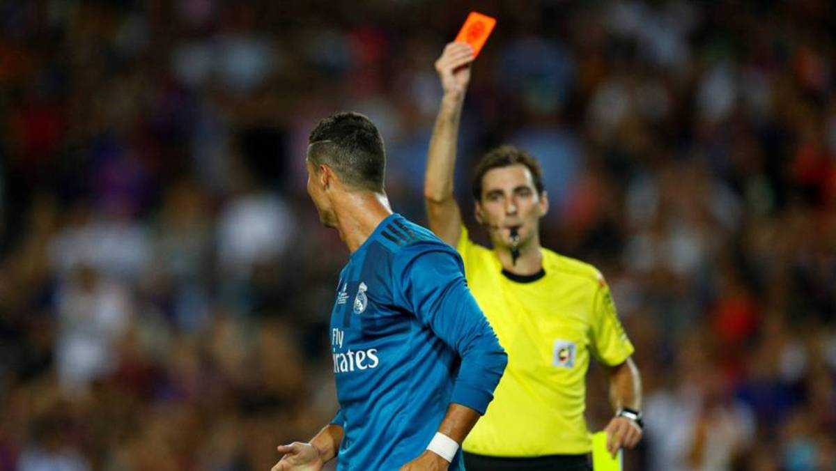 Cristiano Ronaldo ve la roja en el Camp Nou.