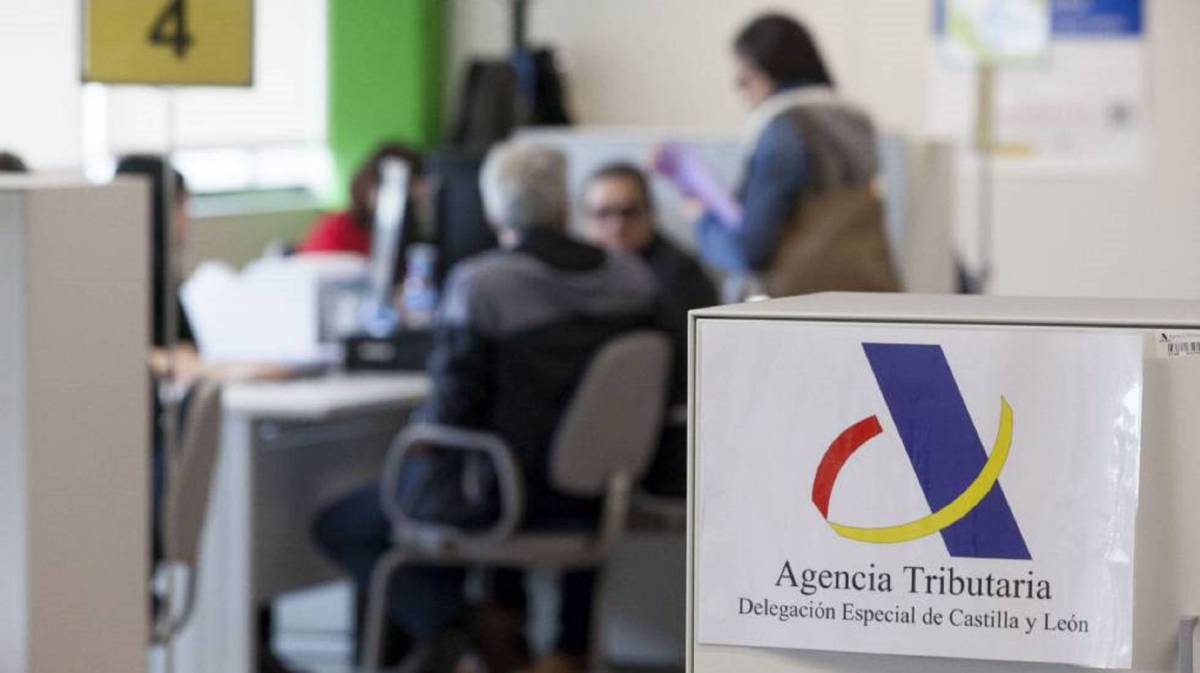 Una empleada de Hacienda, sancionada por hacerle la renta a sus compañeros
