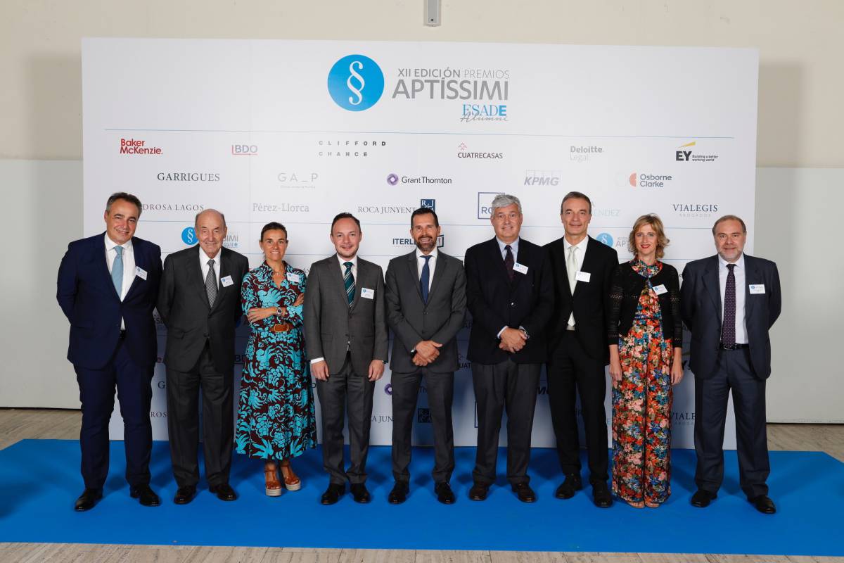 De izquierda a derecha: Juan Carlos Alfonso Rubio (Aena), Miquel Roca Junyent, Maite Barrera (Esade Alumni), Xavier Espot (Presidente del gobierno de Andorra), Eduardo Berché (Esade), Koldo Echebarria (Esade), Christian Armbrüster, Ana Martínez-Pina (CNMV) y Francisco Albuixech (CNMV).rn
