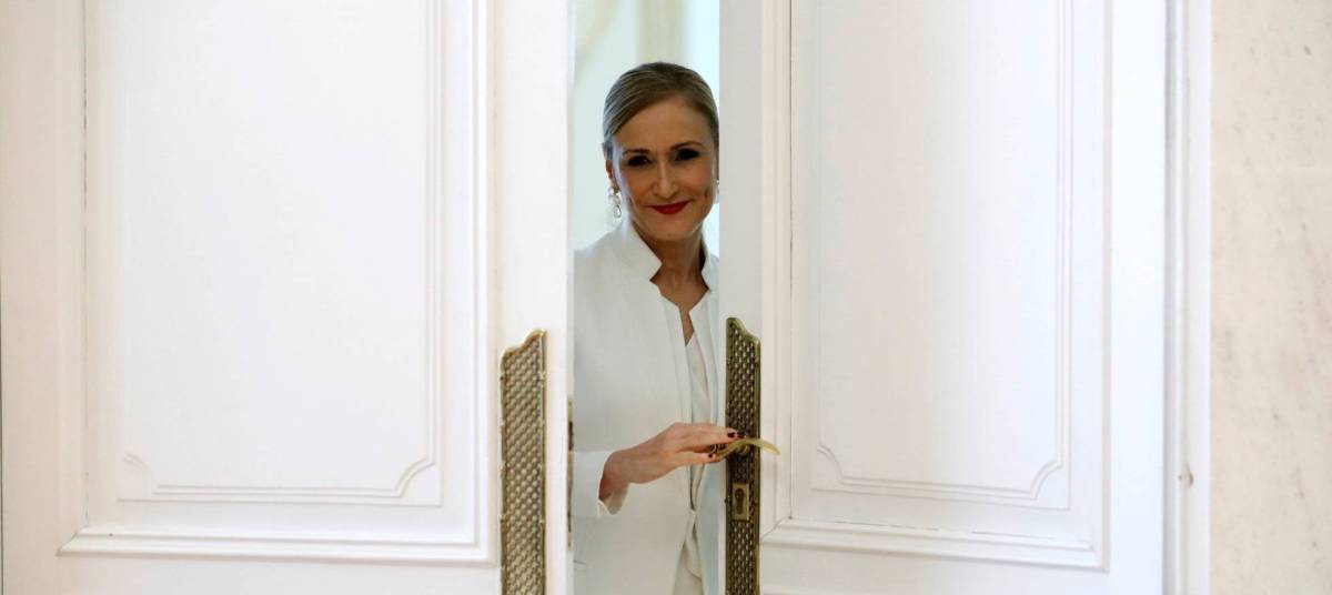 Cristina Cifuentes tras la rueda de prensa ofrecida hoy en la que ha anunciado su dimisión como presidenta de la Comunidad de Madrid.