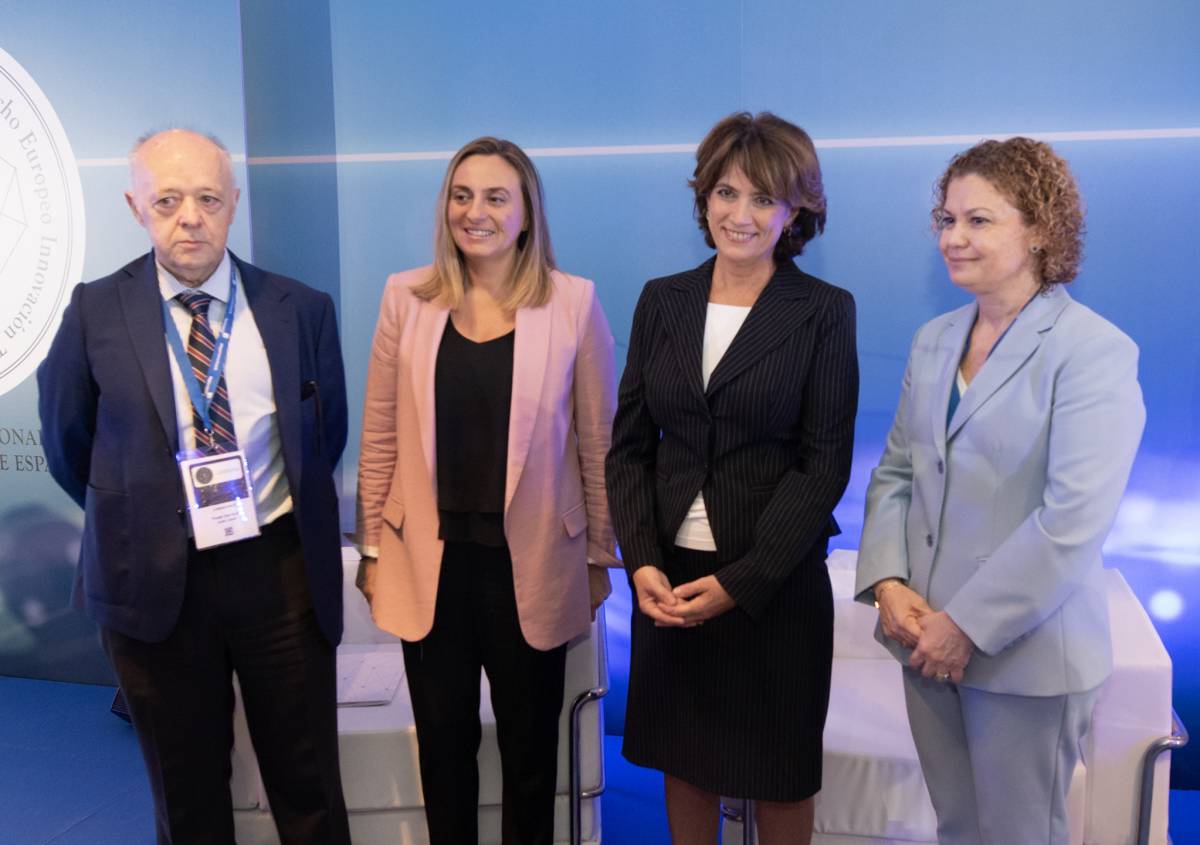 De izquierda a derecha: Juan José Pretel (Decanato de Andalucía), Marifran Carazo (Junta de Andalucía), Dolores Delgado (Justicia) y María Emilia Adán (Colegio de Registradores).