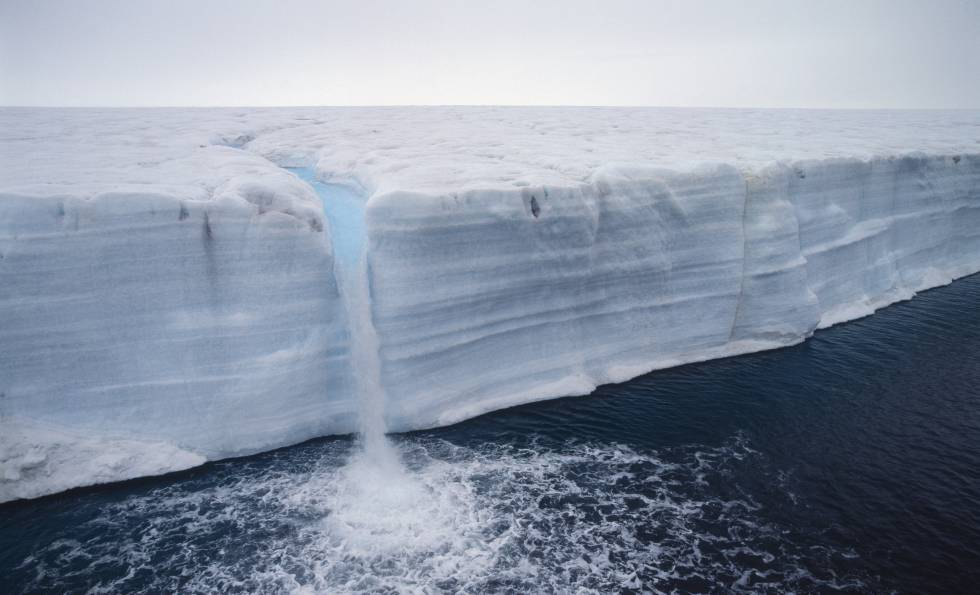 El glaciar de Austfonna, en el archipiélago de Svalbard (Noruega), derritiéndose.