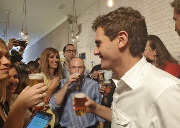 08102019 El presidente de Ciudadanos, Albert Rivera (3i) se toma una caña junto al secretario de Organización de Castilla La-Mancha por Ciudadanos, Alejandro Ruiz (2i), entre otras autoridades, en el encuentro 'Vamos de cañas con Albert Rivera' en el bar `La Favorita´, en Guadalajara (España), a 8 de octubre de 2019.rn POLITICA rn Belén Monge - Europa Pressrn