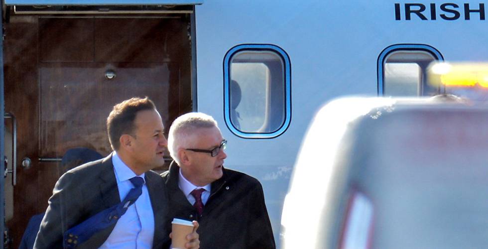 El primer ministro irlandés Leo Varadkar (i) aterriza en el aeropuerto de Liverpool para encontrarse con Johnson.