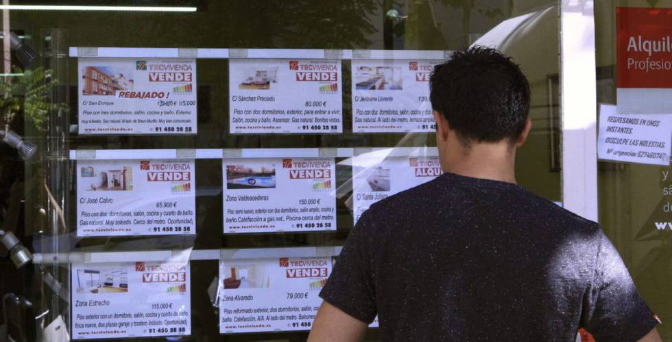 Vista de un escaparate de una inmobiliaria en Madrid.