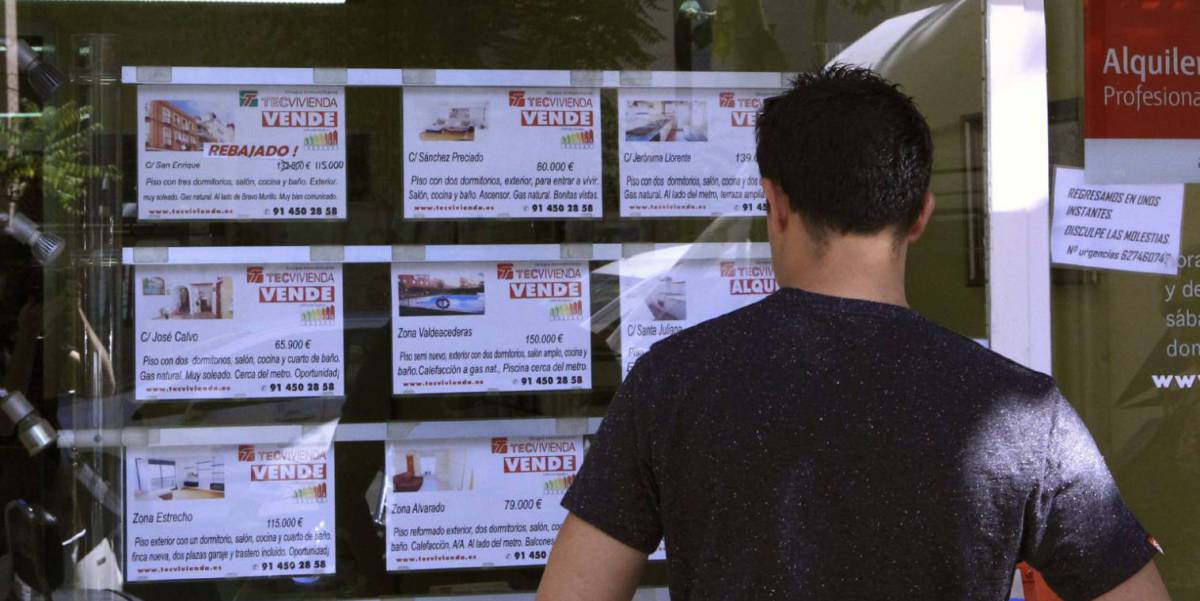 Vista de un escaparate de una inmobiliaria en Madrid.