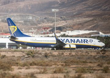Un avión de Ryanair aterriza en el aeropuerto César Manrique de Lanzarote.