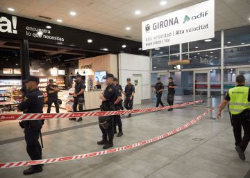 Agentes de la Policía Nacional custodian la Estación del AVE de Girona. EFEDavid Borrat