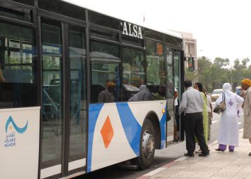 Usuarios de una línea de Alsa en Marruecos.