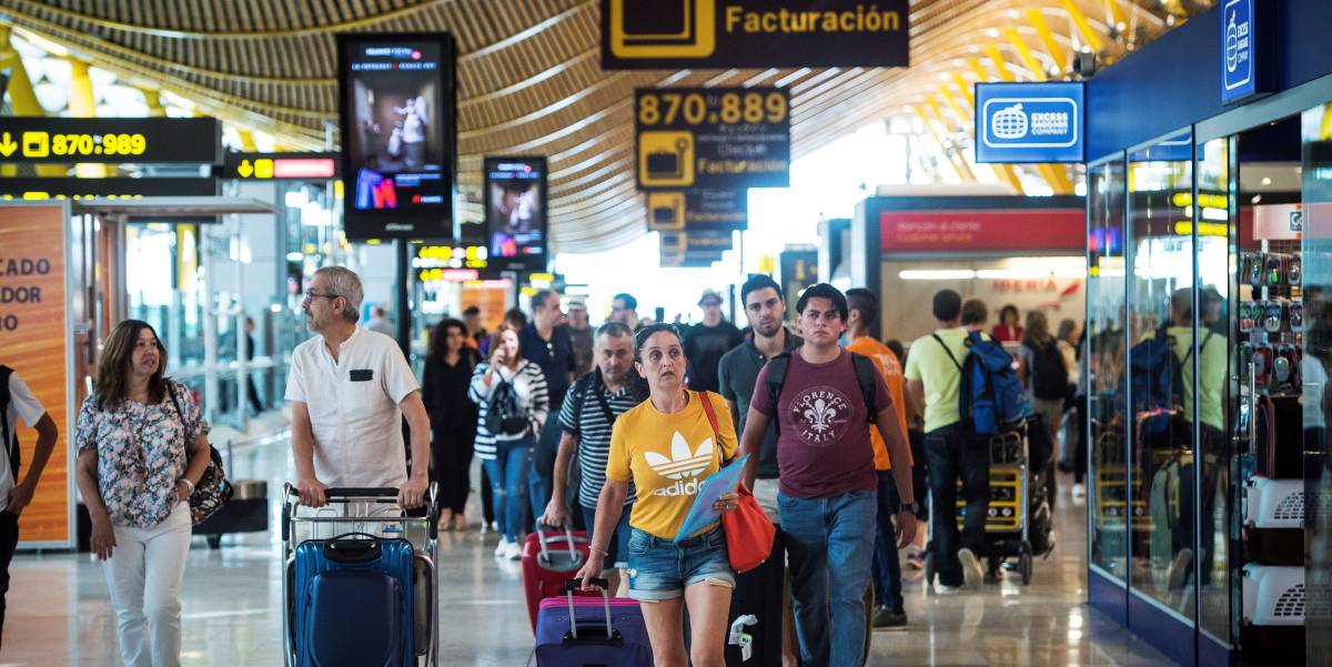 Viajeros transitan por la terminal 4 del aeropuerto de Barajas