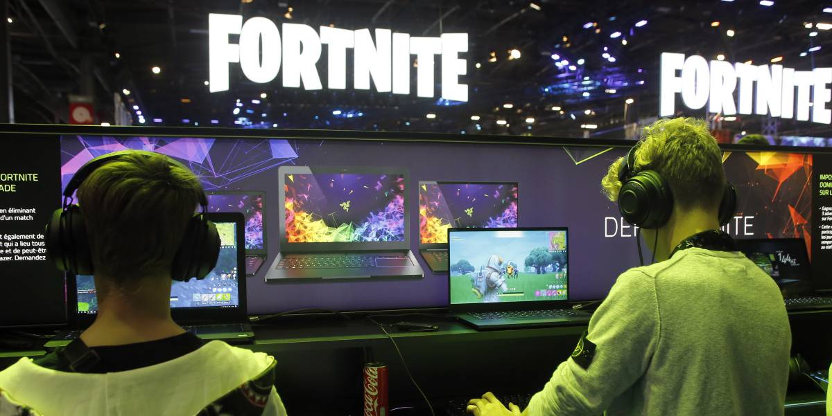 Dos jóvenes jugando al Fortnite.
