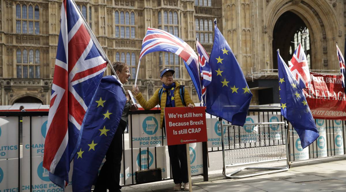 Manifestantes contrarios al Brexit, en la puerta del Parlamento británico.