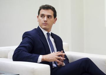 El líder de Ciudadanos, Albert Rivera, durante su reunión con el presidente del Gobierno en funciones, Pedro Sánchez, en el Palacio de la Moncloa.