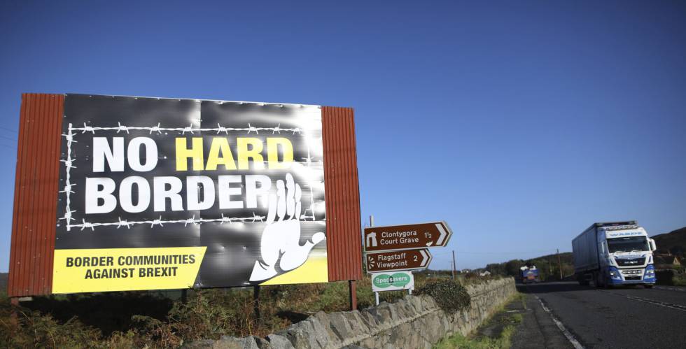 Cartel contra una frontera dura entre las dos Irlandas en una carretera que une Belfast con Dublín.