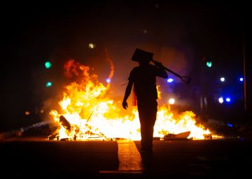 16102019 Manifestante frente a una hoguera en la protesta en Barcelona (CataluñaEspaña) a 16 de octubre de 2019.rn POLITICA rn David Zorrakino - Europa Pressrn