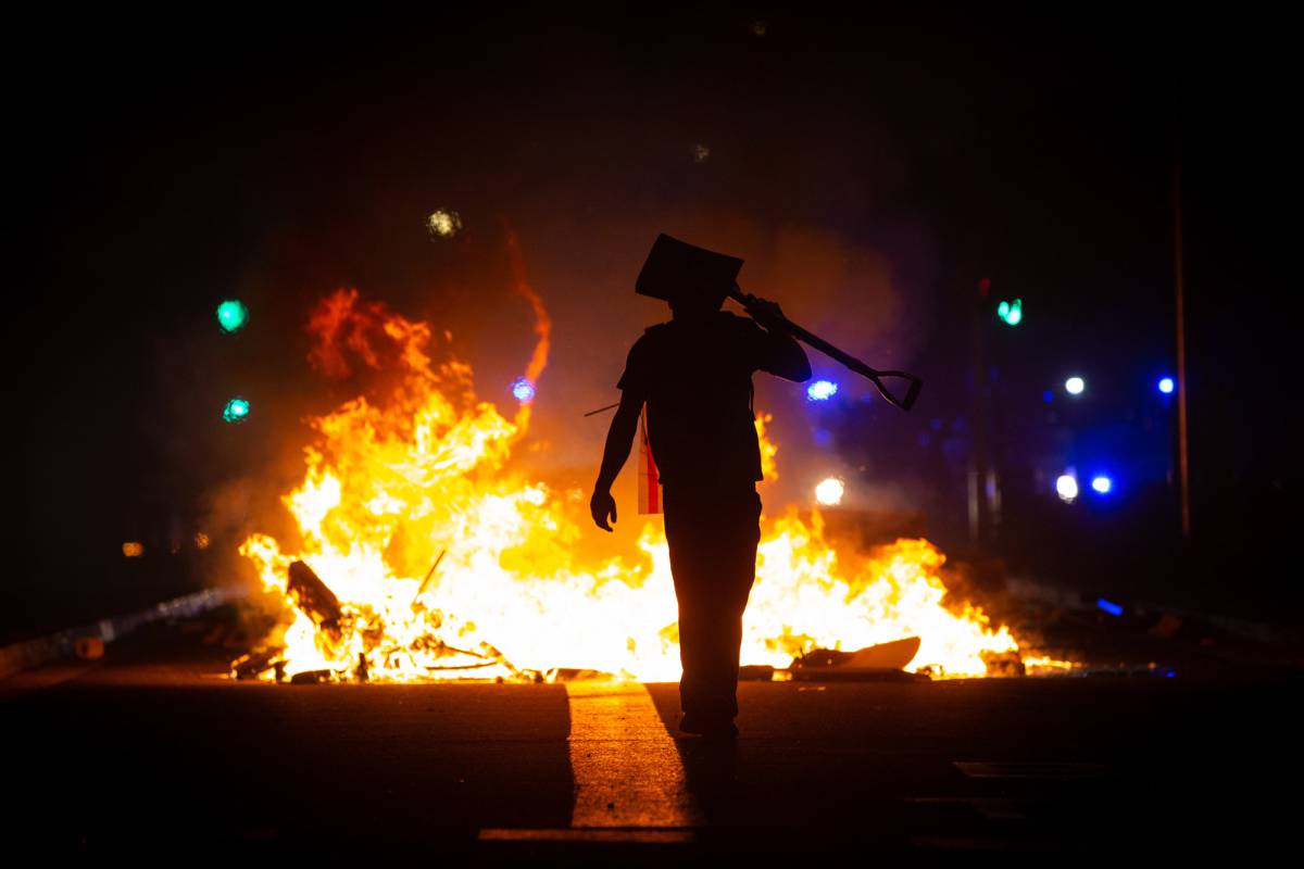 16102019 Manifestante frente a una hoguera en la protesta en Barcelona (CataluñaEspaña) a 16 de octubre de 2019. POLITICA David Zorrakino - Europa Press