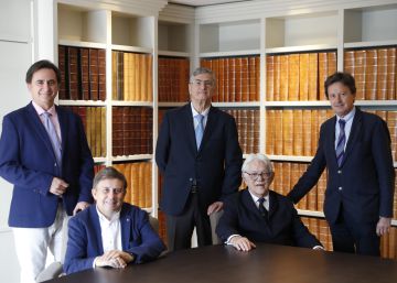 De pie, Antonio Gosálvez, jefe de la unidad de fertilidad y reproducción asistida del Hospital Quirón; Ángel González, catedrático de Química de la Universidad Autónoma de Madrid, y Néstor Szerman, jefe de servicio del centro de salud mental Retiro (Hospital Gregorio Marañón de Madrid) y presidente de la Fundación Española de Patología Dual. Sentados: José Miguel Rodríguez, jefe de neumología del Hospital Príncipe de Asturias de Alcalá de Henares, y Antonio Sierra, catedrático de Medicina Preventiva y Salud Pública y exviceconsejero de Sanidad de Canarias.
