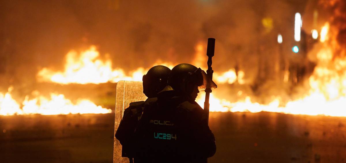 Los antidisturbios de los Mossos d'Esquadra se enfrentan a los manifestantes durante los altercados que se produjeron la semana pasada.